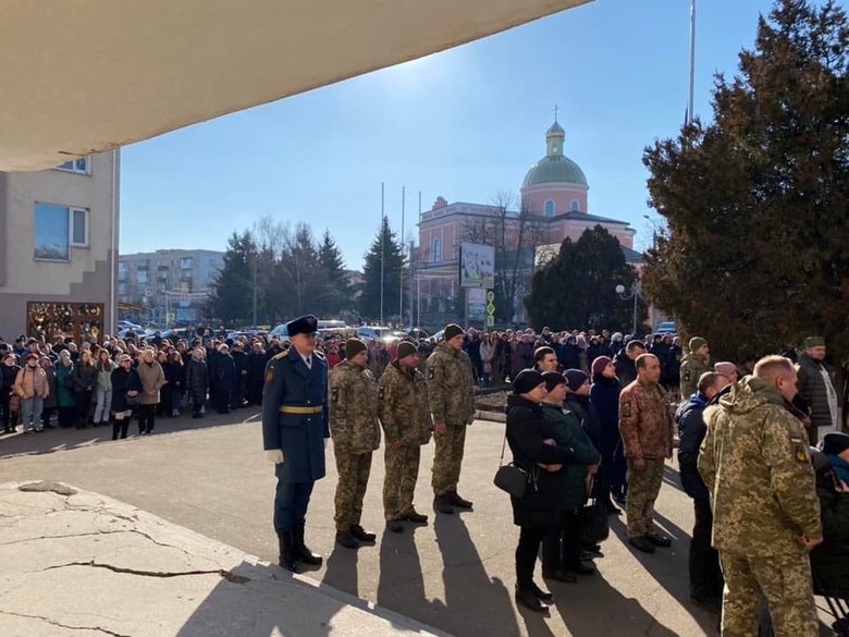 На Вінниччині попрощалися із загиблим внаслідок російського обстрілу воїном 56-ї ОМПБр Денисом Кононенком 10