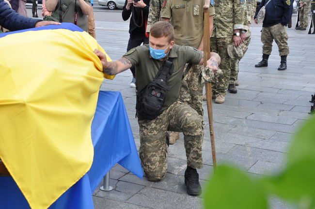 С погибшим Героем Украины Тарасом Матвиивым простились на Майдане Незалежности в Киеве 78
