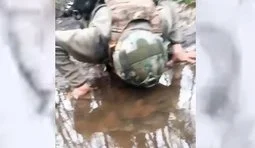 россиянин пьет воду из лужи