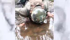 Четверо окупантів хлебчуть навкарачки воду із калюжі: "Попьем, как можем, йопта, а там разберемся". ВIДЕО