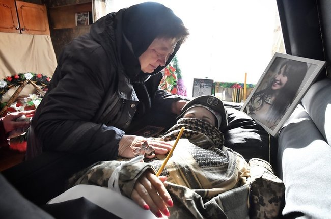 С погибшей на Донбассе Ярославой Никоненко простились в Миргороде 02 С погибшей на Донбассе Ярославой Никоненко простились в Миргороде 02