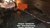 Щонайменше 15 машин постраждали через величезні ями біля мосту Метро в Києві. ФОТО