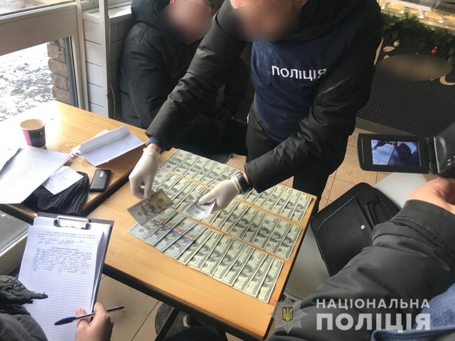 28-річний чиновник Мінрегіонрозвитку попався на хабарі 5 тис. дол., - Нацполіція 02