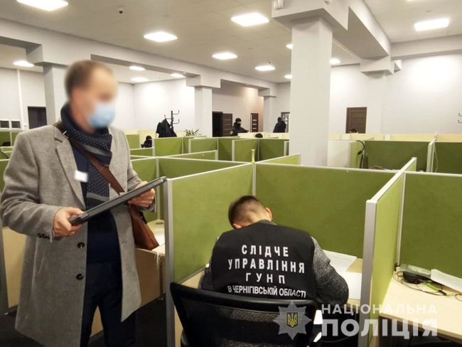 Коллекторы на Черниговщине выбивали долги, монтируя и публикуя в сети порноматериалы с участием жертв 01