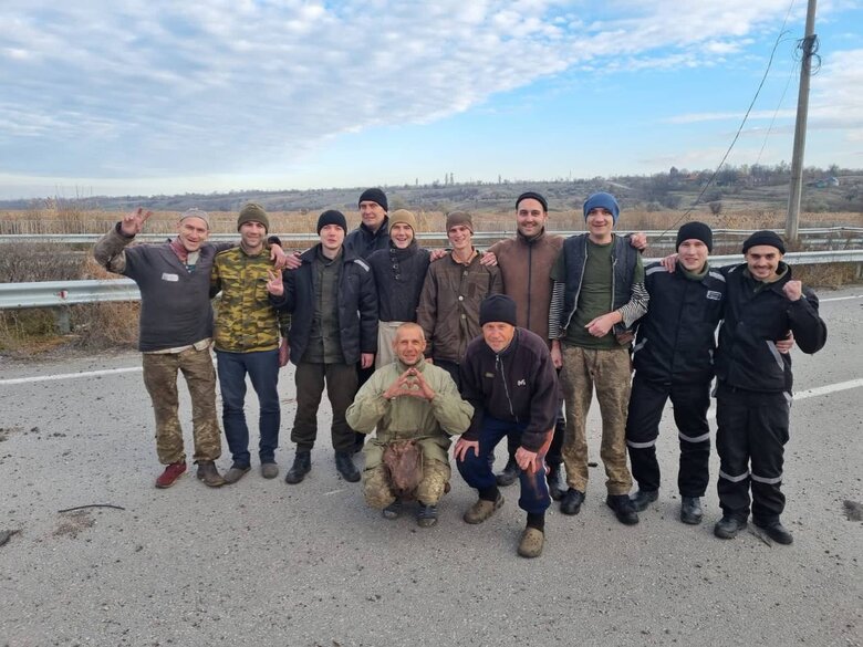 Україна повернула з полону 107 військових, зокрема 74 захисників Азовсталі 02