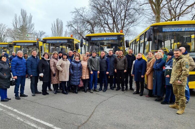 Закупленные Данией 34 школьных автобуса прибыли в Украину 02