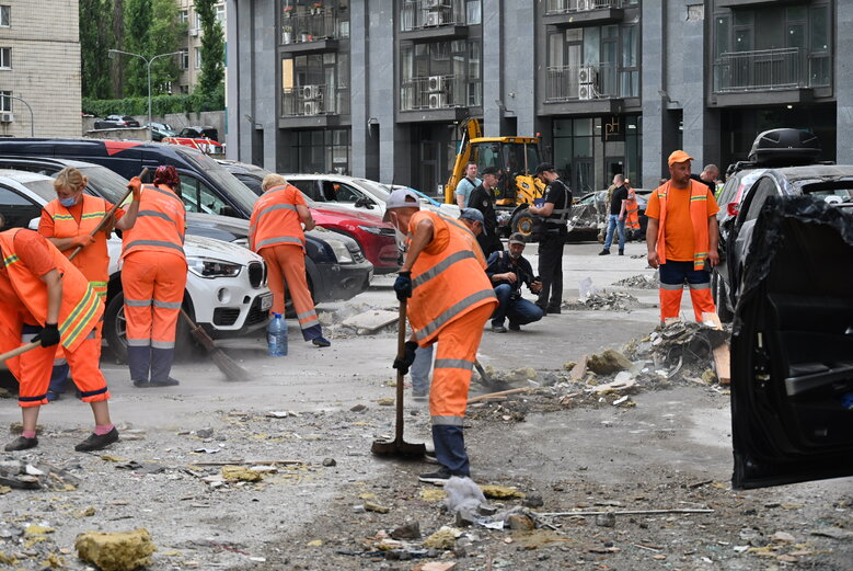 Последствия падения обломков вражеской ракеты на многоэтажку в Соломенском районе Киева 11