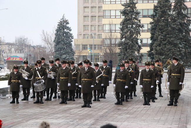 Із загиблим на Донбасі воїном Маріупольської бригади Олегом Андрієнком попрощалися в Запоріжжі 03