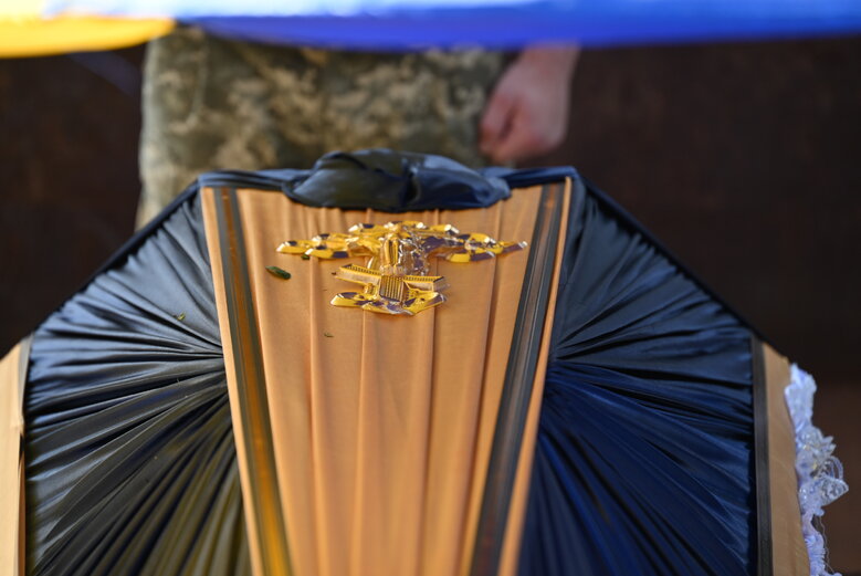 Із загиблим воїном, майданівцем Павлом Каленіченком попрощалися на Майдані Незалежності 13