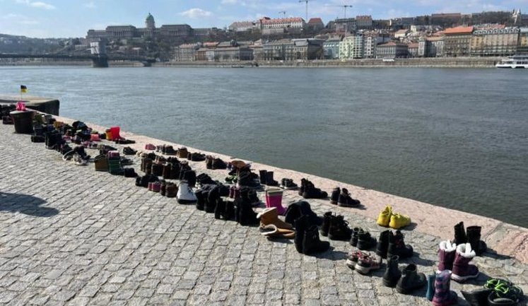 В Будапеште почтили память убитых в Драмтеатре Мариуполя: на берегу Дуная выставили 300 пар обуви. ФОТО