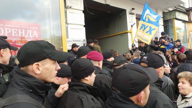 Правоохранители блокировали нардепов и активистов, которые пытались пронести палатки для митингующих под Радой 02