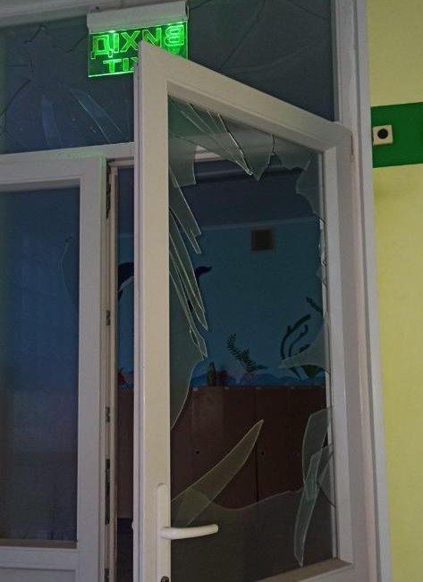 Уночі росіяни обстріляли медзаклад у Херсоні 04