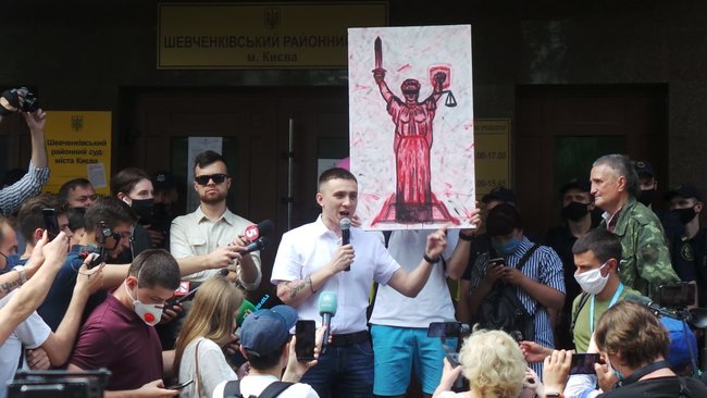 На акції на підтримку Стерненка сталися бійки між мітингувальниками і правоохоронцями: є затримані 04