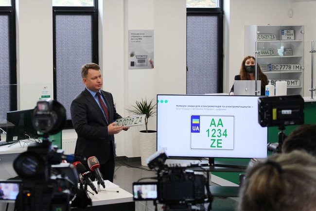 Сервісні центри МВС почали видачу зелених номерних знаків 03