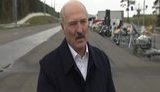 Лукашенко посоветовал не целовать "других женщин" в период эпидемии: Ну потерпи месяц, останься в семье. ВИДЕО