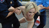 Голые Femen атаковали Славека и Славко в центре Киева. ФОТОрепортаж