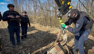 Саперы ГСЧС изъяли боевые части ракеты Х-101 в Киевской области. ФОТОРЕПОРТАЖ