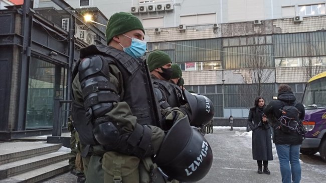 Під офісом телеканалу НАШ знову проводять акцію протесту. Присутні вимагають закрити московський гадючник 08 Під офісом телеканалу НАШ знову проводять акцію протесту. Присутні вимагають закрити московський гадючник 08