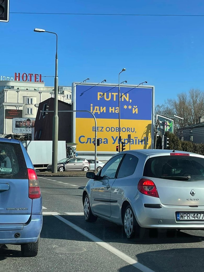 Putin, іди нах#й! - у Варшаві активно підтримують Україну 01