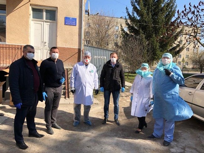 В Монастырискую больницу на Тернопольщине, где зафиксирована вспышка коронавируса, привезли реанимационное оборудование от Фонда Порошенко 03 В Монастырискую больницу на Тернопольщине, где зафиксирована вспышка коронавируса, привезли реанимационное оборудование от Фонда Порошенко 03