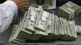 Нацбанк разрешил обменникам продавать доллары по любому курсу