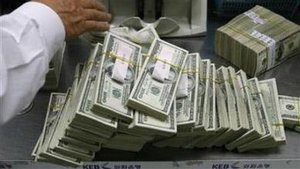Нацбанк разрешил обменникам продавать доллары по любому курсу