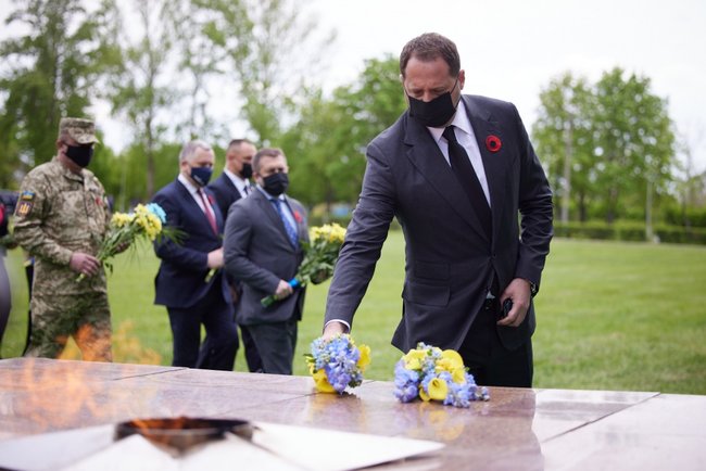 Зеленский и послы стран G7 и ЕС на Луганщине почтили память погибших в годы Второй мировой войны 04 Зеленский и послы стран G7 и ЕС на Луганщине почтили память погибших в годы Второй мировой войны 04