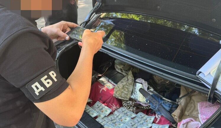 Затримано військовослужбовця, який намагався організувати канал втечі за кордон для СЗЧшників, - ДБР. ФОТО