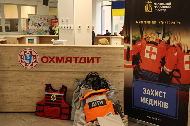 Львовский Оборонный Кластер начал комплектовать украинских медиков специализированными бронежилетами 04
