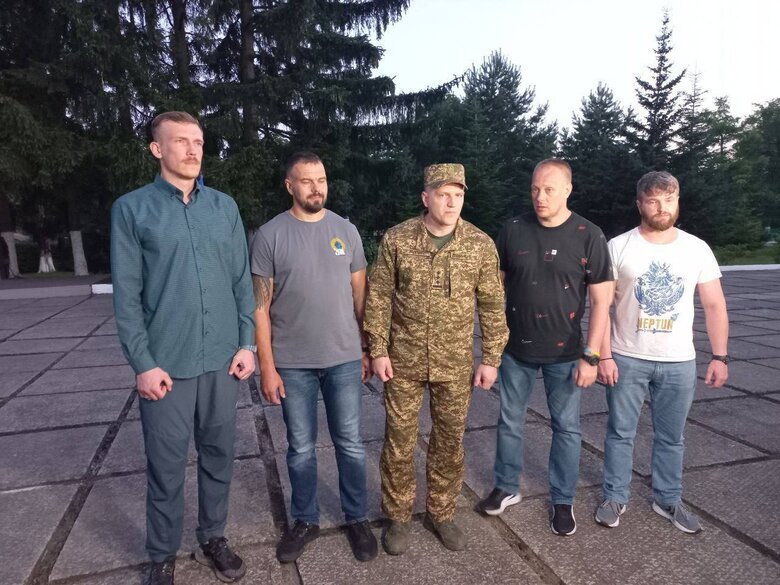 У Львові зібралися тисячі людей зустрічати героїв оборони Азовсталі, які разом із Зеленським прибули до міста 05