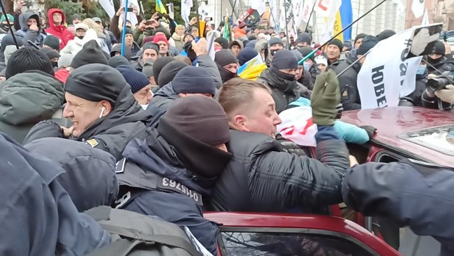 ФОПы попытались установить палатки на Майдане Незалежности: между митингующими и правоохранителями произошли стычки 37