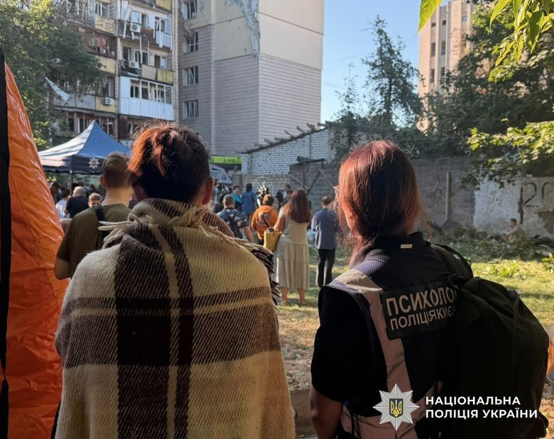 Рятувальники та поліцейські працюють на п’яти локаціях після російського удару