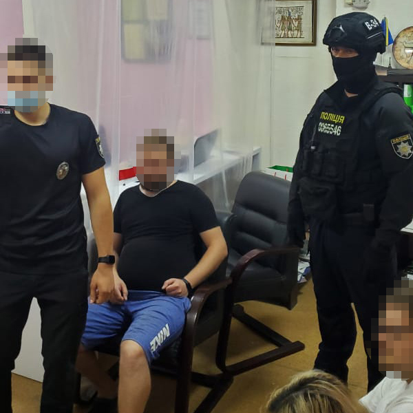 Производство фальшивых удостоверений полиции, прессы и COVID-сертификатов разоблачено в Киеве, - Офис Генпрокурора 02