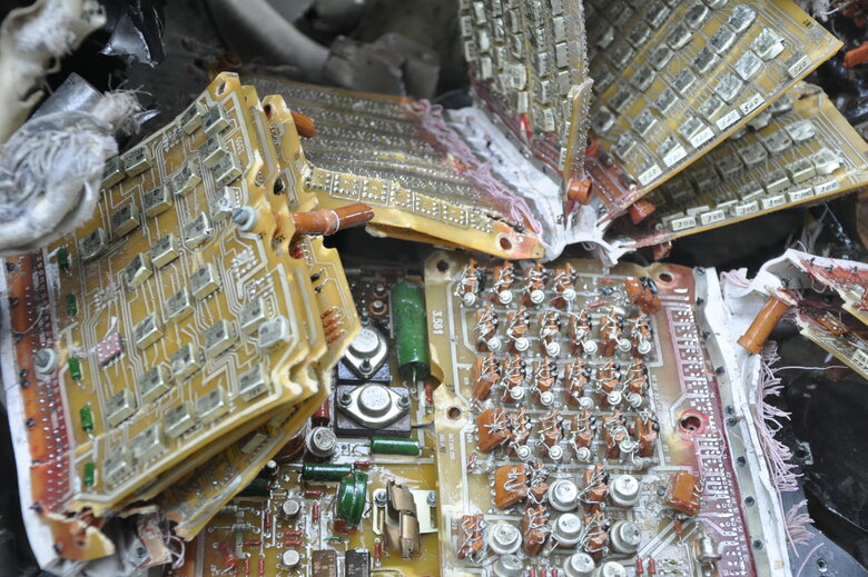 Кресло-катапульта, образцы снарядов и личные вещи рашистов: На Андреевском спуске открылась благотворительная выставка Спротив-2022 25 Кресло-катапульта, образцы снарядов и личные вещи рашистов: На Андреевском спуске открылась благотворительная выставка Спротив-2022 25