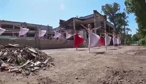 У Харкові діти станцювали вальс на руїнах знищеної армією РФ школи. ВIДЕО