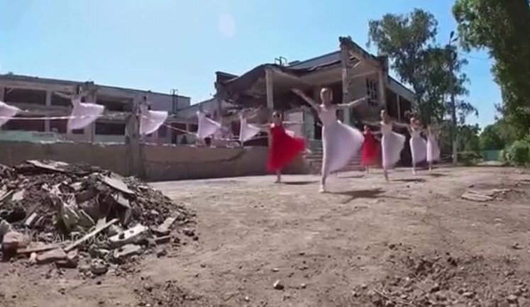 У Харкові діти станцювали вальс на руїнах знищеної армією РФ школи. ВIДЕО