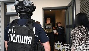 Допомогли втекти за кордон майже сотні чоловікам: викрито організаторів незаконного виїзду військовозобов’язаних на Буковині, - Нацполіція. ФОТОрепортаж