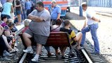 В Харькове из-за повышения цен на билеты отчаявшиеся пассажиры бросились под поезд. ФОТОрепортаж