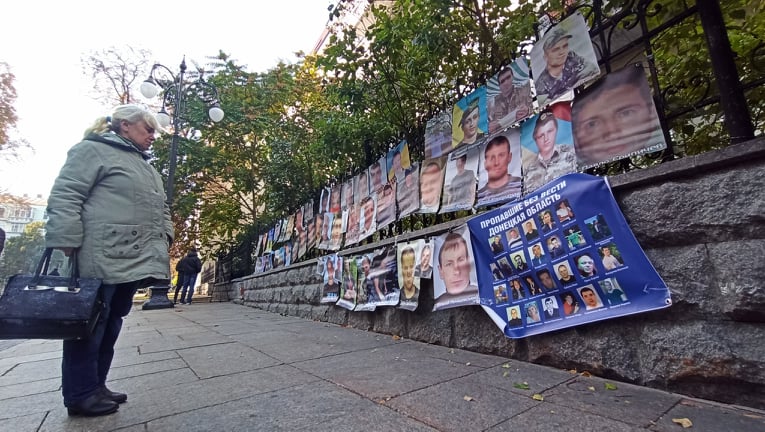 Україно, МИ Є: рідні українських полонених і зниклих без вісті на Донбасі пікетують ОП - матері заявили, що стоятимуть на Банковій 72 години 28 Україно, МИ Є: рідні українських полонених і зниклих без вісті на Донбасі пікетують ОП - матері заявили, що стоятимуть на Банковій 72 години 28