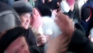 "Я вам все сказал", - черкасские радикалы Ляшко отказались комментировать раздачу продпайков в Каменке. ВИДЕО