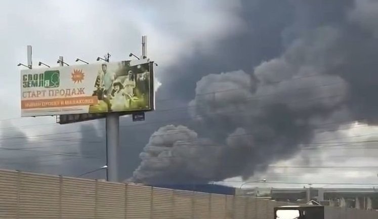 Russian man is driving and is outraged by the drone attacks: "Two kilometres to the Moscow Ring Road, for f#ck’s sake! Question: ’Why the f#ck is all this stuff flying over here?’". VIDEO