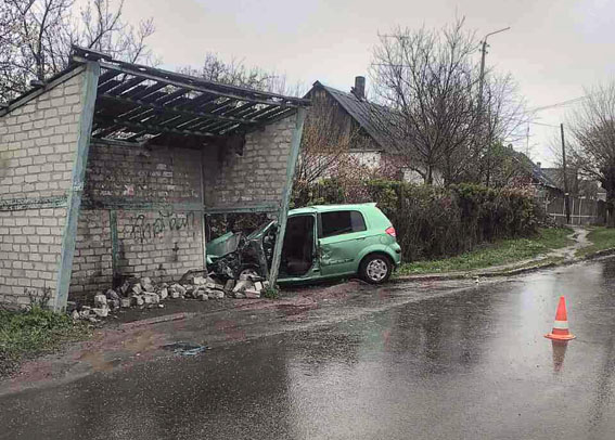 Легковик врізався в зупинку на Донеччині: пятеро постраждалих 01