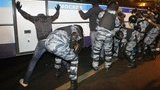 В Москве вновь собираются националисты. Манежная площадь в кольце ОМОНА. Прибыла колонна внутренних войск