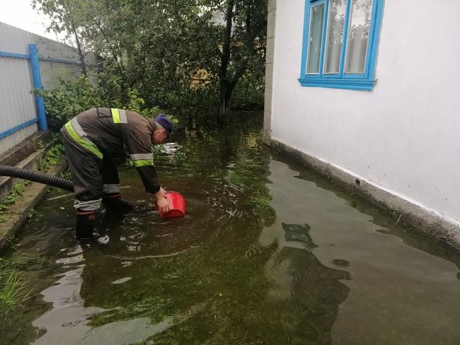 Через шквали та зливи знеструмлено і підтоплено села в Рівненській області, - ДСНС 08