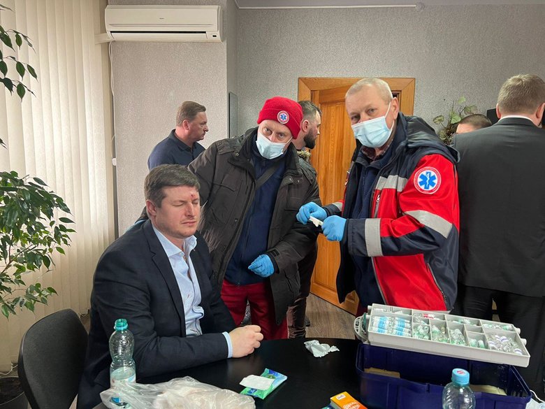 Під час сесії Рівненської міськради побили екснардепа Осуховського 04