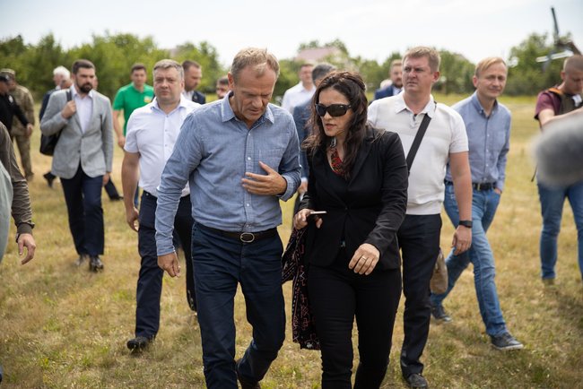 Zelenskyi, Tusk visit Stanytsia Luhanska 06