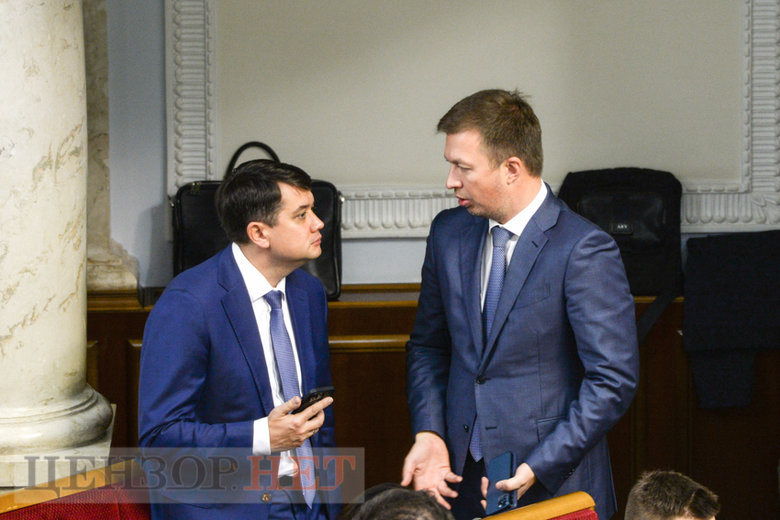 Слуги народу сміються з політичних мемів, вихід Сохи із СН, розмова Разумкова з Ніколаєнком та гра на телефоні Задорожнього, - робота Ради 30 листопада 18