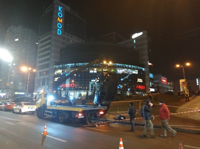 Джип рухнул с моста у ст. м. Левобережная в Киеве 05