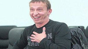 Поддержавшему путинскую агрессию Охлобыстину прямо на сцене вручили бутылку с кровью. ВИДЕО