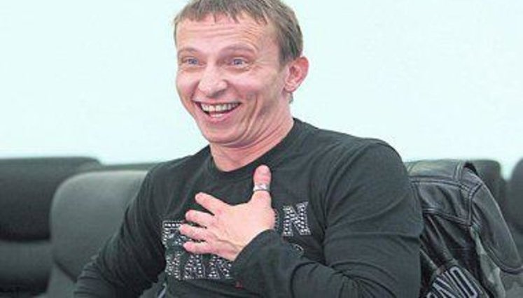 Поддержавшему путинскую агрессию Охлобыстину прямо на сцене вручили бутылку с кровью. ВИДЕО